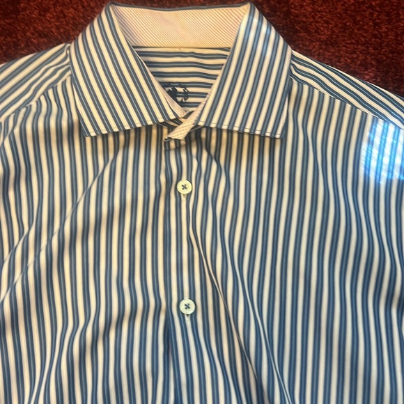 Beautiful button up shirt, collar & shirt cuff combo distinguish this item - Picture 4 of 4